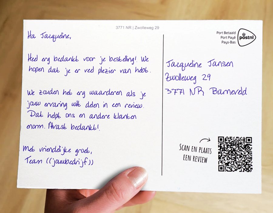 Hand houdt een reviewkaart met QR-code vast